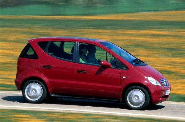 Първото влизане на Mercedes-Benz в сегмента на градските автомобили изненада на изложението във Франкфурт през 1997 година. Оригиналната A-класа не беше нито спортна, нито луксозна и нейната нетрадиционно висока каросерия се намираше върху първата платформа на марката с предно предаване. 

Дебютните бройки се провалиха на &bdquo;Лосовия тест&ldquo;.
След спиране на продажбите на A-Class за три месеца, Mercedes отстрани проблема, като инсталира електронен контрол на стабилността и промени в окачването.
